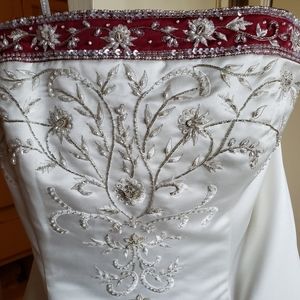 Alfred Angelo Ivory/Wine Size 18 Wedding Dress